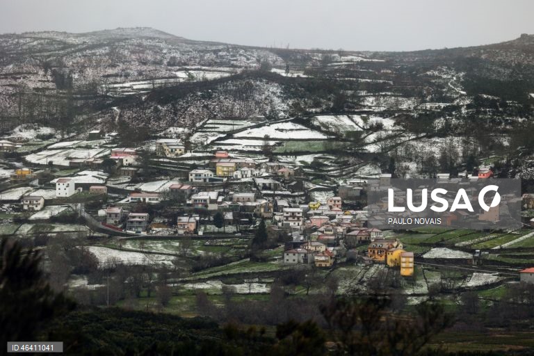 Uma aldeia coberta de neve na Serra da Gralheira devido à passagem da depressão Ingrid, em Cinfães, Portugal, em 23 de janeiro de 2026. O agravamento das condições meteorológicas causado pela passagem da tempestade Ingrid pelo território continental de Portugal levou ao encerramento de dezenas de escolas na sexta-feira, especialmente na região norte. PAULO NOVAIS/LUSA