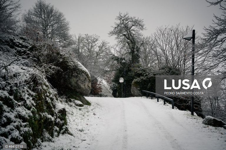 A aldeia do Castelo acordou pintada de branco devido à passagem da depressão Ingrid, no concelho de Vila Pouca de Aguiar, distrito de Vila Real, 23 de janeiro de 2026. O agravamento das condições meteorológicas causado pela passagem da tempestade Ingrid pelo território continental de Portugal levou ao encerramento de dezenas de escolas na sexta-feira, especialmente na região norte. PEDRO SARMENTO COSTA/LUSA