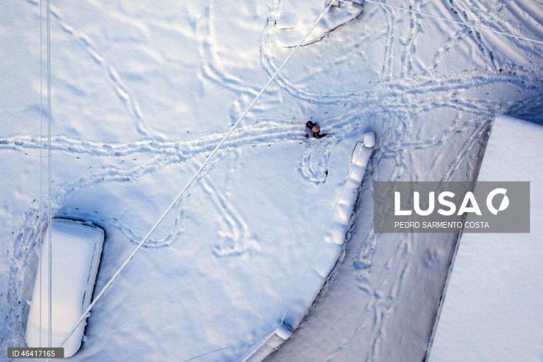 A aldeia do Castelo acordou pintada de branco devido à passagem da depressão Ingrid, no concelho de Vila Pouca de Aguiar, distrito de Vila Real, 24 de janeiro de 2026.  PEDRO SARMENTO COSTA/LUSA