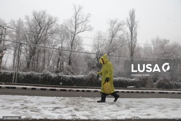 Índia: Neve em Srinagar na Caxemira