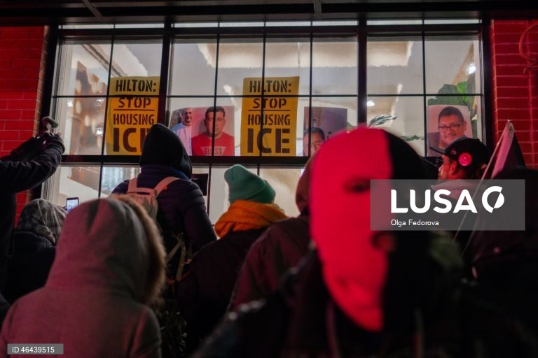 EUA: Dezenas de pessoas detidas em protesto contra o ICE no Hilton Hotel, em Nova Iorque