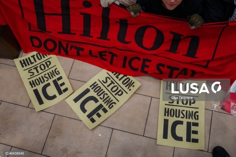 EUA: Dezenas de pessoas detidas em protesto contra o ICE no Hilton Hotel, em Nova Iorque
