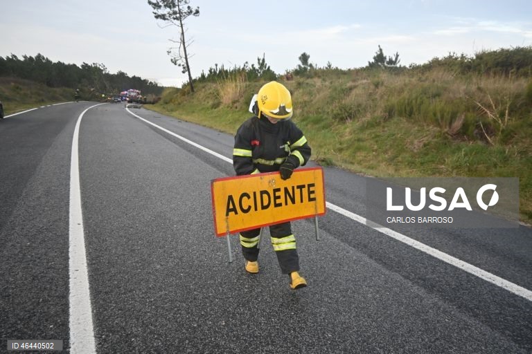 Um elemento dos bombeiros coloca um sinal de aviso de acidente, depois de uma árvore de grande porte ter caiu sobre uma viatura que circulava na Estrada Atlântica, que liga Salir do Porto e Foz do Arelho, nas Caldas da Rainha, 28 de janeiro de 2026. Portugal continental está a ser afetado pelos efeitos da passagem da depressão Kristin, com chuva, vento, neve e agitação marítima, tendo sido emitidos vários avisos pelo Instituto Português do Mar e da Atmosfera (IPMA). CARLOS BARROSO/LUSA