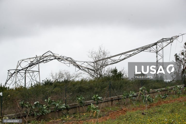 Um poste de alta tensão ficou destruído devido à passagem da depressão Kristin, em Leiria, 28 de janeiro de 2026. Portugal continental está a ser afetado pelos efeitos da passagem da depressão Kristin, com chuva, vento, neve e agitação marítima, tendo sido emitidos vários avisos pelo Instituto Português do Mar e da Atmosfera (IPMA). PAULO CUNHA/LUSA