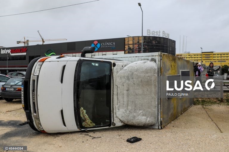 Veículo danificado depois da passagem da depressão Kristin, em Leiria, 28 de janeiro de 2026. Portugal continental está a ser afetado pelos efeitos da passagem da depressão Kristin, com chuva, vento, neve e agitação marítima, tendo sido emitidos vários avisos pelo Instituto Português do Mar e da Atmosfera (IPMA). PAULO CUNHA/LUSA