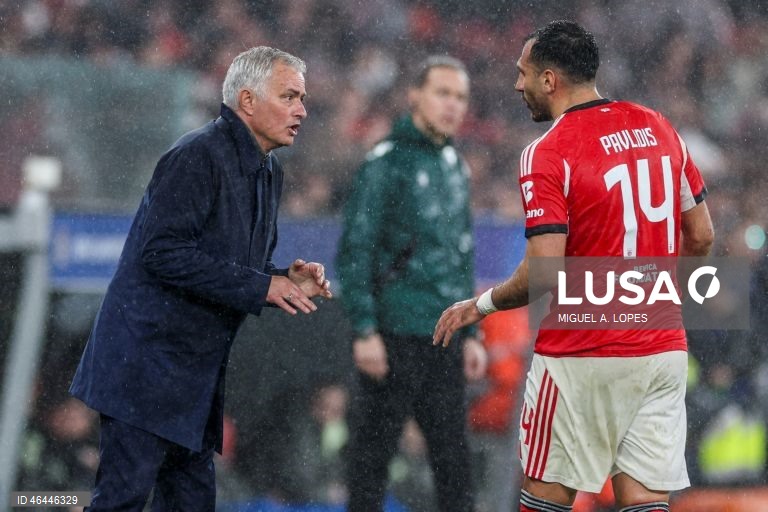 Um golo do guarda-redes Trubin, aos 90+8 minutos, qualificou hoje o Benfica para o play-off de acesso aos oitavos de final da Liga dos Campeões de futebol, garantindo um triunfo por 4-2 sobre o Real Madrid.