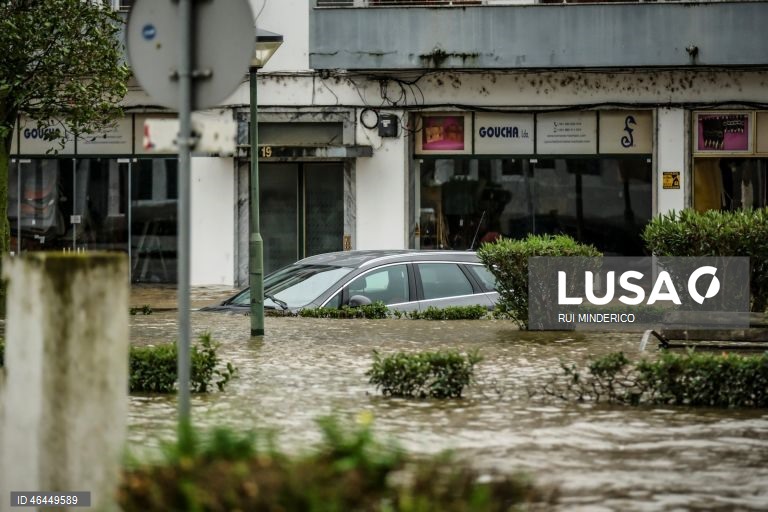Um veículo ficou submerso após os efeitos da passagem da depressão Kristin, em Alcácer do Sal, 29 de janeiro de 2026. A passagem da depressão Kristin pelo território português deixou um rasto de destruição, causou cinco mortos e vários desalojados. RUI MINDERICO/LUSA