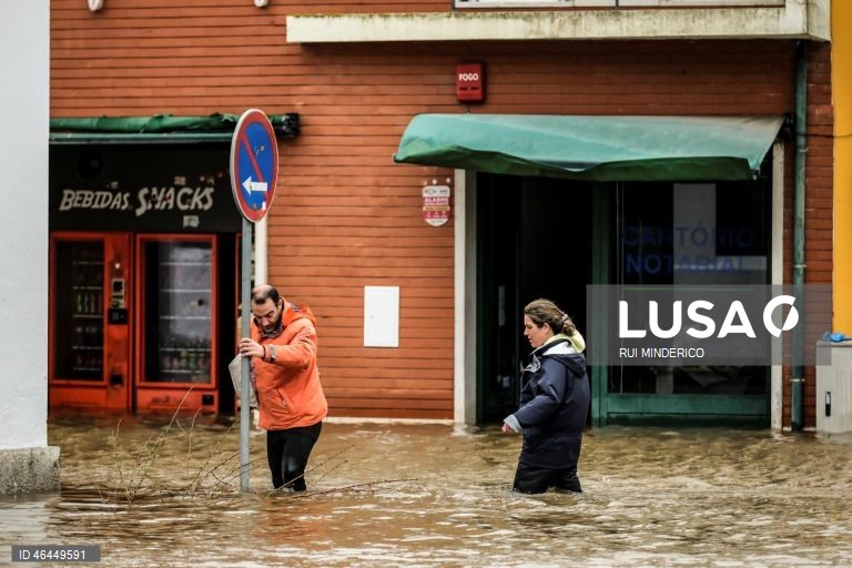 Populares atravessam uma área inundada após os efeitos da passagem da depressão Kristin, em Alcácer do Sal, 29 de janeiro de 2026. A passagem da depressão Kristin pelo território português deixou um rasto de destruição, causou cinco mortos e vários desalojados. RUI MINDERICO/LUSA
