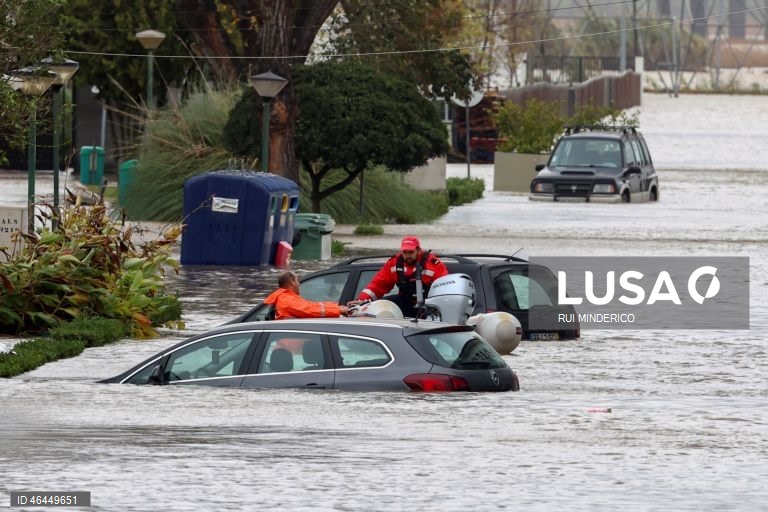 Elementos dos bombeiros junto a veículos submersos após os efeitos da passagem da depressão Kristin, em Alcácer do Sal, 29 de janeiro de 2026. A passagem da depressão Kristin pelo território português deixou um rasto de destruição, causou cinco mortos e vários desalojados. RUI MINDERICO/LUSA