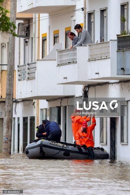 Elementos dos bombeiros resgatam uma popular após os efeitos da passagem da depressão Kristin, em Alcácer do Sal, 29 de janeiro de 2026. A passagem da depressão Kristin pelo território português deixou um rasto de destruição, causou cinco mortos e vários desalojados. RUI MINDERICO/LUSA