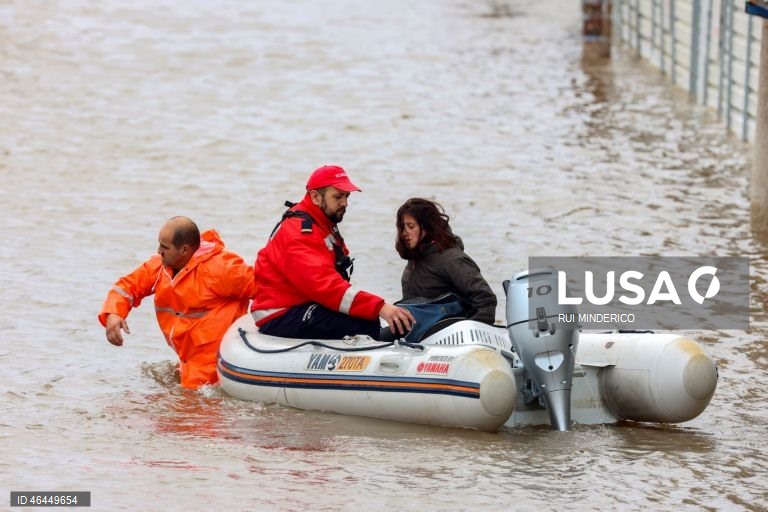 Elementos dos bombeiros resgatam uma popular após os efeitos da passagem da depressão Kristin, em Alcácer do Sal, 29 de janeiro de 2026. A passagem da depressão Kristin pelo território português deixou um rasto de destruição, causou cinco mortos e vários desalojados. RUI MINDERICO/LUSA