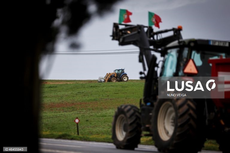 Veículos agricolas em marcha lenta na manifestação de agricultores organizada pela Associação de Produtores do Concelho de Serpa (APROSERPA), com o objetivo de protestar contra a reforma da PAC e o acordo da União Europeia com o Mercosul, Serpa 30 de janeiro de 2026. NUNO VEIGA/LUSA