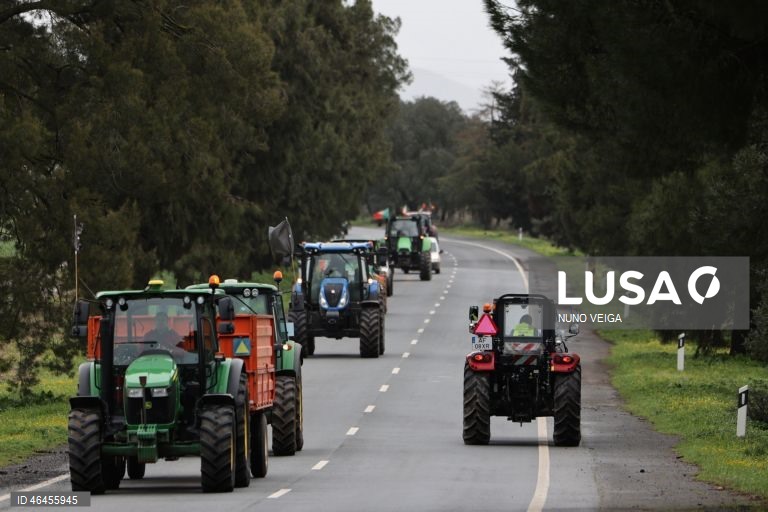 Coluna de veículos agricolas em marcha lenta na manifestação de agricultores organizada pela Associação de Produtores do Concelho de Serpa (APROSERPA), com o objetivo de protestar contra a reforma da PAC e o acordo da União Europeia com o Mercosul, Serpa 30 de janeiro de 2026. NUNO VEIGA/LUSA