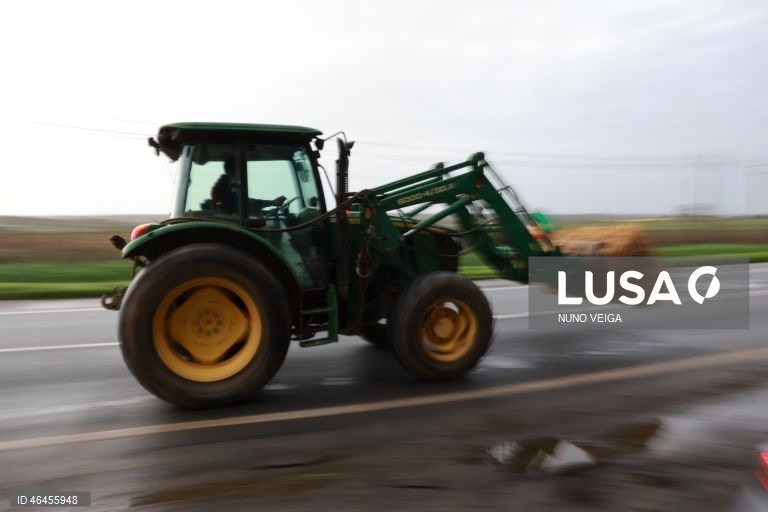 Veículos agricolas em marcha lenta na manifestação de agricultores organizada pela Associação de Produtores do Concelho de Serpa (APROSERPA), com o objetivo de protestar contra a reforma da PAC e o acordo da União Europeia com o Mercosul, Serpa 30 de janeiro de 2026. NUNO VEIGA/LUSA