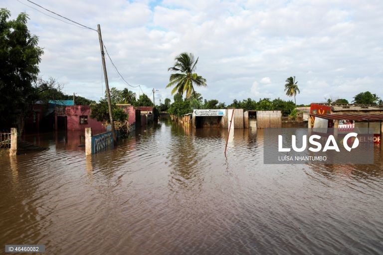 Ruas e estradas da cidade de Xai-Xai, no sul de Moçambique, inundadas e quase desertas na sequência de cheias registadas no país, em Gaza, Moçambique, 30 de janeiro de 2026. Na cidade de Xai-Xai os carros deixaram as ruas, ocupadas por água e barcos a remos, como o puxado pelos gémeos Bila, garantindo o transporte entre cheias há muito não vistas no sul de Moçambique. (ACOMPANHA TEXTO DE 31 DE JANEIRO DE 2026). LUÍSA NHANTUMBO/LUSA