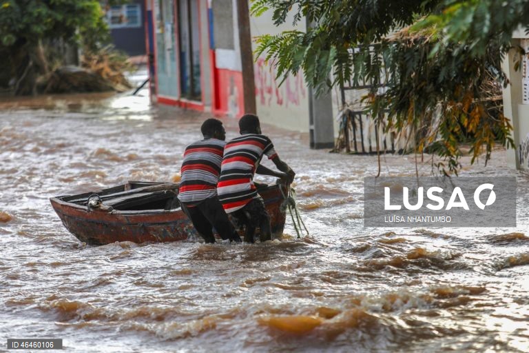 Na cidade de Xai-Xai os carros deixaram as ruas, ocupadas por água e barcos a remos, como o puxado pelos gémeos Bila, garantindo o transporte entre cheias há muito não vistas no sul de Moçambique, em Gaza, Moçambique, 30 de janeiro de 2026. (ACOMPANHA TEXTO DE 31 DE JANEIRO DE 2026). LUÍSA NHANTUMBO/LUSA