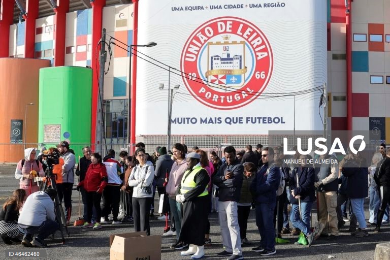 Voluntários aguardam por diretivas para a remoção de detritos provocados pela passagem da depressão Khistin, no centro da cidade de Leiria, 31 janeiro 2026. O Governo decretou situação de calamidade entre as 00:00 de quarta-feira até às 23:59 de dia 01 de fevereiro para cerca de 60 municípios, número que pode aumentar. MANUEL DE ALMEIDA/LUSA