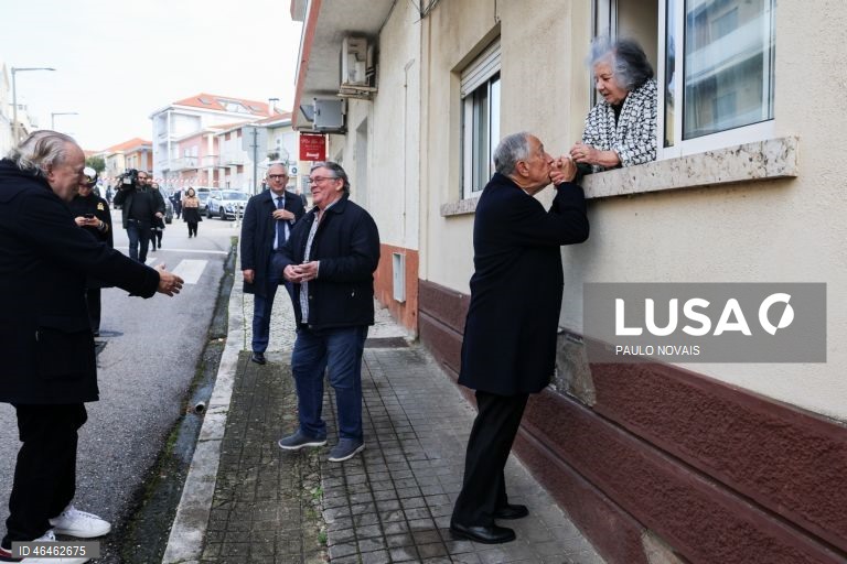 O Presidente da República, Marcelo Rebelo de Sousa (2D), acompanhado pelo presidente da Câmara Municipal da Figueira da Foz, Pedro Santana Lopes (E) cumprimenta uma residente da cidade durante a visita que fez esta manhã ao parque de campismo da Figueira da Foz, 31 de janeiro de 2026. O Governo decretou situação de calamidade entre as 00:00 de quarta-feira até às 23:59 de dia 01 de fevereiro para cerca de 60 municípios, número que pode aumentar. PAULO NOVAIS/LUSA