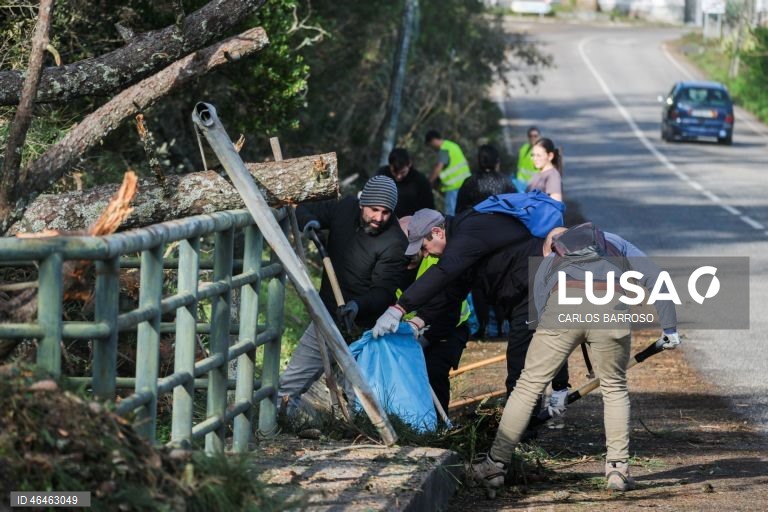 Voluntários ajudam na limpeza das estradas na Marinha Grande, depois da passagem da depressão Kristin por Portugal continental, na quarta-feira, deixando um rasto de destruição, causando pelo menos seis mortos, vários feridos e desalojados. O Governo decretou situação de calamidade entre as 00:00 de quarta-feira até às 23:59 de dia 01 de fevereiro para cerca de 60 municípios, número que pode aumentar. CARLOS BARROSO/ LUSA