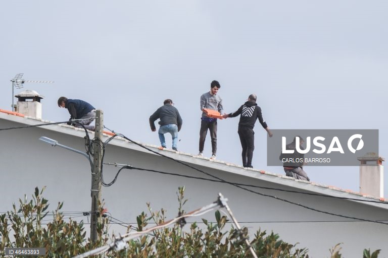 Os militares da Base Aérea nº 5 (BA5) arranjam os seus telhados na zona de Monte Real, depois da passagem da depressão Kristin por Portugal continental, na quarta-feira, deixando um rasto de destruição, causando pelo menos seis mortos, vários feridos e desalojados. Monte Real, 31 de janeiro de 2026. O Governo decretou situação de calamidade entre as 00:00 de quarta-feira até às 23:59 de dia 01 de fevereiro para cerca de 60 municípios, número que pode aumentar. CARLOS BARROSO/ LUSA