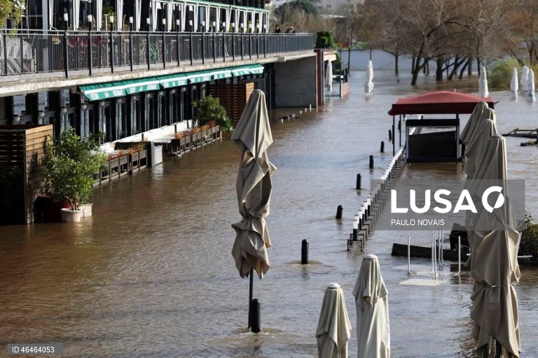 A subida da água do Rio Mondego, causou inundações nos jardins e nos restaurantes do Parque Verde do Mondego, em Coimbra, 31 de janeiro de 2026. A situação dos níveis de água no rio Mondego, em Montemor-o-Velho, mantém-se “estável e controlada”, sendo que a subida da água na vale agrícola “está a ser efetuada de forma planeada e preventiva”, anunciou hoje a Câmara Municipal. PAULO NOVAIS/LUSA
