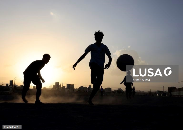 Iémen: Jovens jogam futebol em Sana