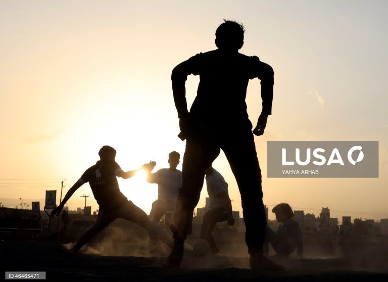 Iémen: Jovens jogam futebol em Sana