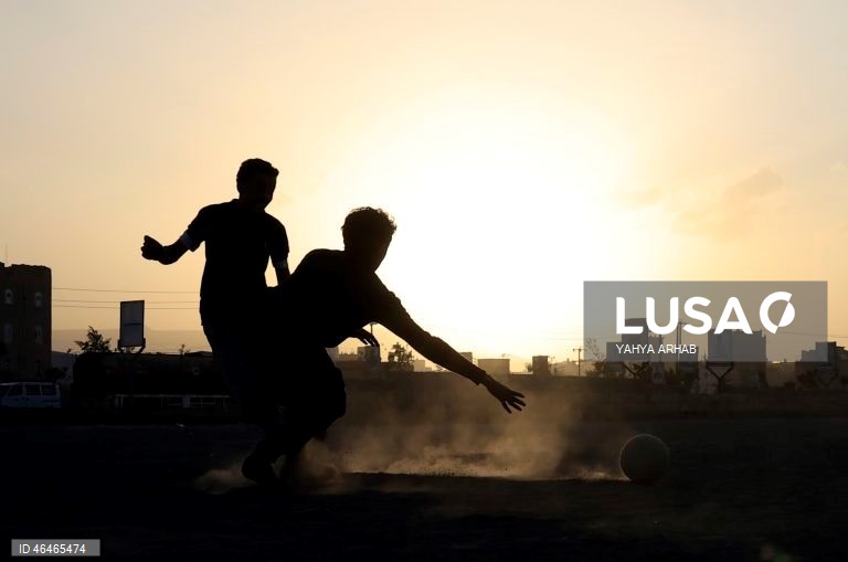 Iémen: Jovens jogam futebol em Sana