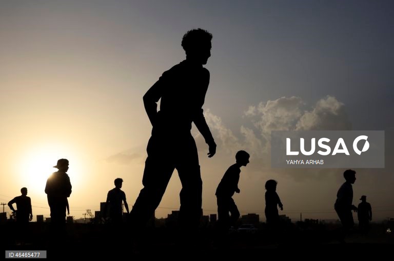 Iémen: Jovens jogam futebol em Sana