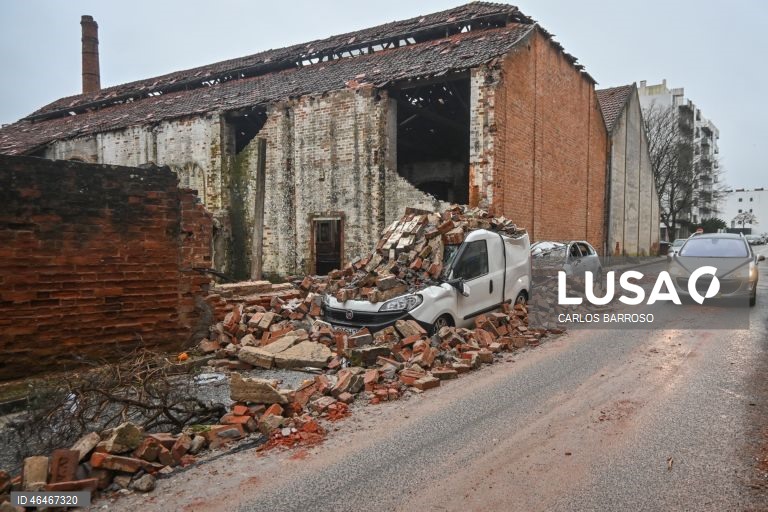 Carro soterrado por escombros 5 dias depois da passagem da depressão Kristin. A passagem da depressão Kristin por Portugal continental, na quarta-feira, deixou um rasto de destruição, causando pelo menos cinco mortos, segundo a Proteção Civil, vários feridos e desalojados.Marinha Grande, 01 de fevereiro de 2026. CARLOS BARROSO/LUSA