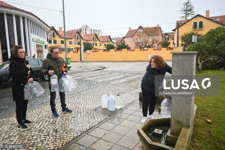 Residentes na Marinha Grande, continuam sem água e deslocam-se à fonte no centro da cidade para se abastecerem para as necessidades básicas. A passagem da depressão Kristin por Portugal continental, na quarta-feira, deixou um rasto de destruição, causando pelo menos cinco mortos, segundo a Proteção Civil, vários feridos e desalojados.Marinha Grande, 01 de fevereiro de 2026. CARLOS BARROSO/LUSA