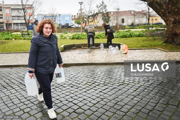 Residentes na Marinha Grande, continuam sem água e deslocam-se à fonte no centro da cidade para se abastecerem para as necessidades básicas. A passagem da depressão Kristin por Portugal continental, na quarta-feira, deixou um rasto de destruição, causando pelo menos cinco mortos, segundo a Proteção Civil, vários feridos e desalojados.Marinha Grande, 01 de fevereiro de 2026. CARLOS BARROSO/LUSA