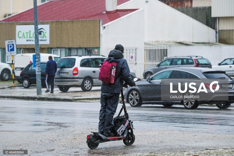 O empresário do ramo da publicidade, Fausto Andrade veio de São João da Madeira para ajudar a população da Marinha Grande afectada com o mau tempo. O jovem veio de autocarro, trouxe uma trotinete para se deslocar e arranja telhados a custo mais baixo, depois da passagem da depressão Kristin.Embra, Marinha Grande, 01 de fevereiro de 2026. ( ACOMPANHA TEXTO). CARLOS BARROSO/LUSA