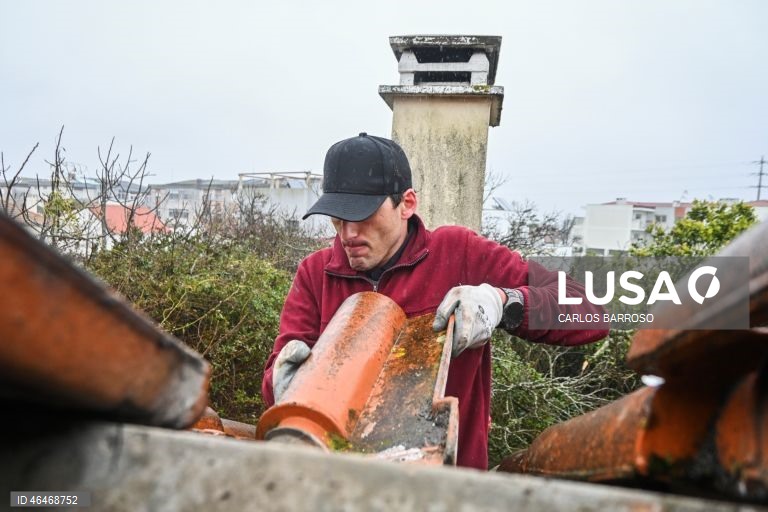 O empresário do ramo da publicidade, Fausto Andrade veio de São João da Madeira para ajudar a população da Marinha Grande afectada com o mau tempo. O jovem veio de autocarro, trouxe uma trotinete para se deslocar e arranja telhados a custo mais baixo, depois da passagem da depressão Kristin.Embra, Marinha Grande, 01 de fevereiro de 2026. ( ACOMPANHA TEXTO). CARLOS BARROSO/LUSA