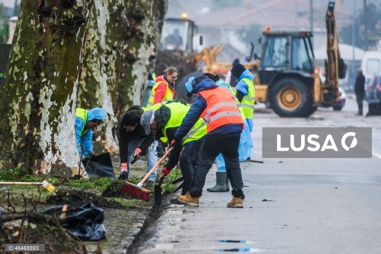Voluntários ajudam nas limpezas dos detritos nas ruas da Marinha Grande, depois da passagem da depressão Kristin em Embra, Marinha Grande, 01 de fevereiro de 2026. A passagem da depressão Kristin por Portugal continental, na quarta-feira, causou pelo menos cinco mortos, segundo a Proteção Civil, vários feridos e desalojados. CARLOS BARROSO/LUSA