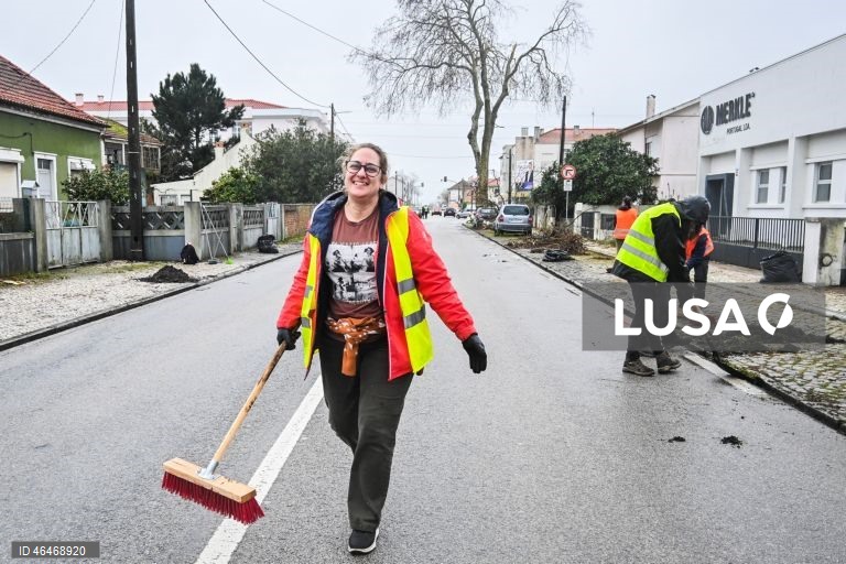 Voluntários ajudam nas limpezas dos detritos nas ruas da Marinha Grande, depois da passagem da depressão Kristin em Embra, Marinha Grande, 01 de fevereiro de 2026. A passagem da depressão Kristin por Portugal continental, na quarta-feira, causou pelo menos cinco mortos, segundo a Proteção Civil, vários feridos e desalojados. CARLOS BARROSO/LUSA