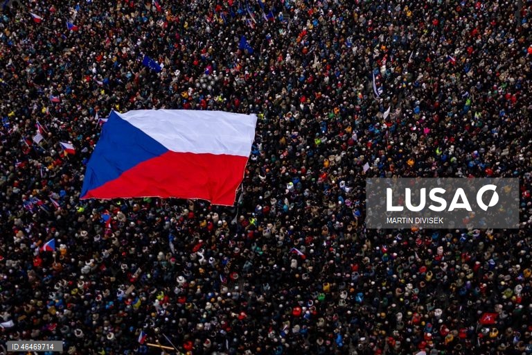 Manifestação em apoio ao presidente checo em Praga