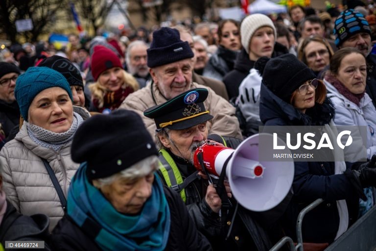 Manifestação em apoio ao presidente checo em Praga