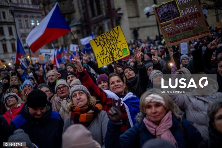 Manifestação em apoio ao presidente checo em Praga
