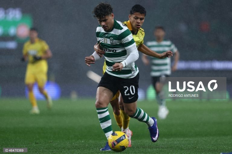 O Sporting colocou-se hoje, provisoriamente, a quatro pontos do líder FC Porto, ao vencer em casa o Nacional por 2-1, em encontro da 20.ª jornada, para o terceiro triunfo consecutivo nos descontos em todas as provas.