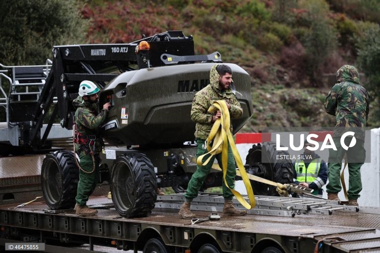 Mau tempo: Elementos de Engenharia N.º 1 de Tancos ajudam os habitantes da aldeia da Coelheira em Figueiró dos Vinhos 
