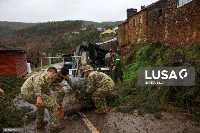 Mau tempo: Elementos de Engenharia N.º 1 de Tancos ajudam os habitantes da aldeia da Coelheira em Figueiró dos Vinhos 
