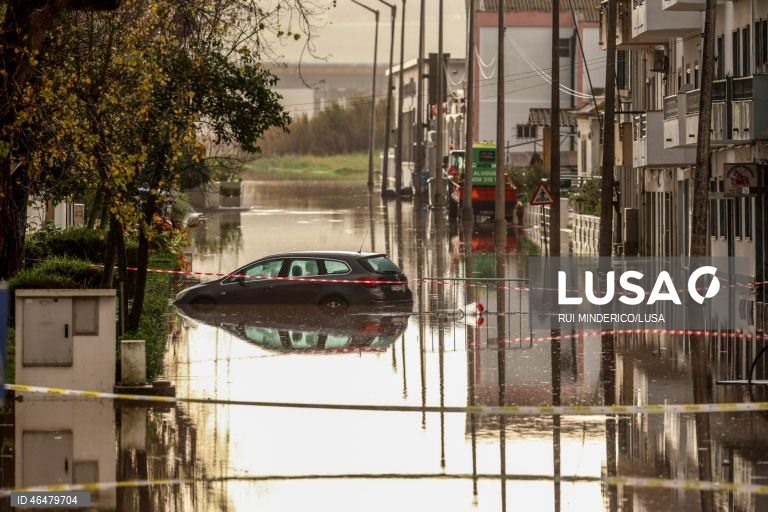 O rio Sado voltou a galgar as margens e inundou a Av dos aviadores. Alcácer do Sal, 03 de Fevereiro de 2026. A passagem da depressão Kristin pelo território português deixou um rasto de destruição, causou cinco mortos e vários desalojados. RUI MINDERICO/LUSA