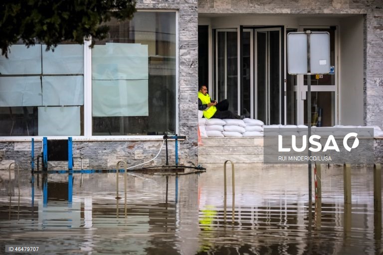 O rio Sado voltou a galgar as margens e inundou a Av dos aviadores. Alcácer do Sal, 03 de Fevereiro de 2026. A passagem da depressão Kristin pelo território português deixou um rasto de destruição, causou cinco mortos e vários desalojados. RUI MINDERICO/LUSA