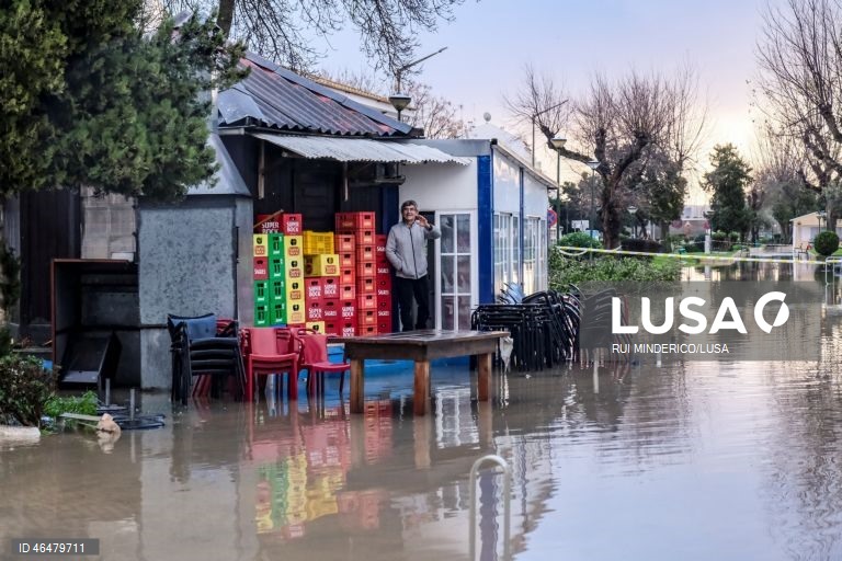 Comerciante , com estabelecimento comercial isolado , porque, o rio Sado voltou a galgar as margens e inundou a Av dos aviadores. Alcácer do Sal, 03 de Fevereiro de 2026. A passagem da depressão Kristin pelo território português deixou um rasto de destruição, causou cinco mortos e vários desalojados. RUI MINDERICO/LUSA