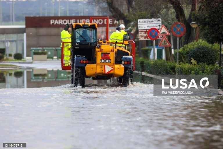 O rio Sado voltou a galgar as margens e inundou a Av dos aviadores. Alcácer do Sal, 03 de Fevereiro de 2026. A passagem da depressão Kristin pelo território português deixou um rasto de destruição, causou cinco mortos e vários desalojados. RUI MINDERICO/LUSA