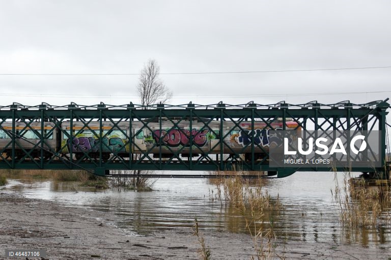 Um comboio atravessa uma ponte sobre o Rio Mondego, durante a passagem da depressão Leonardo, Montemor-o-Velho, 04 de fevereiro de 2026. Todos os distritos de Portugal continental estão hoje e quinta-feira sob aviso amarelo devido à previsão de chuva por vezes forte, passando a aguaceiros, devido à passagem da depressão Leonardo, segundo o IPMA. MIGUEL A. LOPES/LUSA