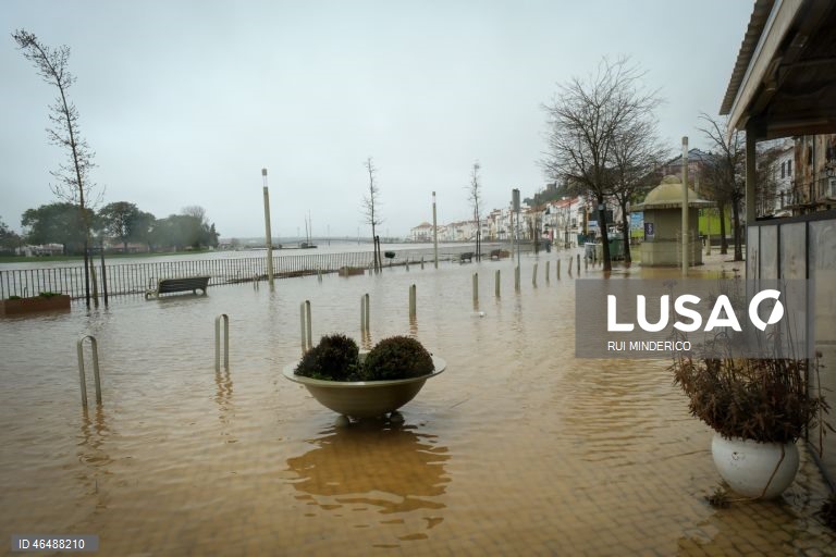 O Rio Sado voltou a galgar as margens e inundou a Av. dos Aviadores, devido à passagem da depressão Leonardo, em Alcácer do Sal, 04 de fevereiro de 2026. Todos os distritos de Portugal continental estão hoje e quinta-feira sob aviso amarelo devido à previsão de chuva por vezes forte, passando a aguaceiros, devido à passagem da depressão Leonardo, segundo o IPMA. RUI MINDERICO/LUSA