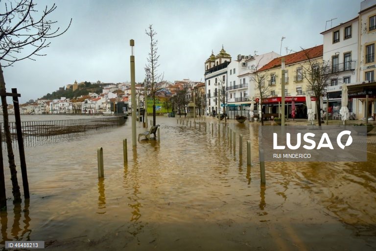 O Rio Sado voltou a galgar as margens e inundou a Av. dos Aviadores, devido à passagem da depressão Leonardo, em Alcácer do Sal, 04 de fevereiro de 2026. Todos os distritos de Portugal continental estão hoje e quinta-feira sob aviso amarelo devido à previsão de chuva por vezes forte, passando a aguaceiros, devido à passagem da depressão Leonardo, segundo o IPMA. RUI MINDERICO/LUSA