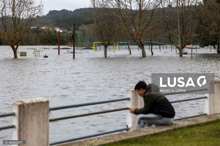 Um popular junto ao parque ribeirinho inundado devido à passagem da depressão Leonardo, Montemor-o-Velho, 04 de fevereiro de 2026. Todos os distritos de Portugal continental estão hoje e quinta-feira sob aviso amarelo devido à previsão de chuva por vezes forte, passando a aguaceiros, devido à passagem da depressão Leonardo, segundo o IPMA. MIGUEL A. LOPES/LUSA